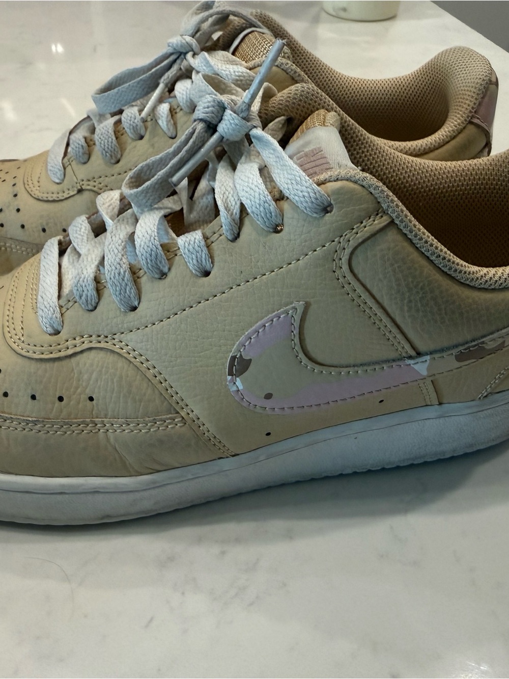 Nike Women's Low-Top Sneakers in Beige and White with Pink Camo Check